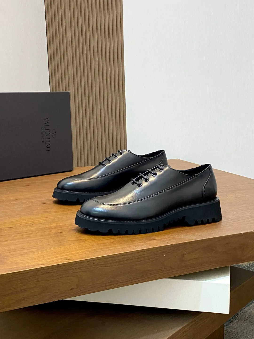 Men's shoes 💰740 VALENTINO Valentino's new men's fashionable casual leather shoes. These leather shoes are made of imported cowhide leather uppers, dyed calfskin lining and calfskin insoles. The upper foot is soft, comfortable and breathable. Comes with complete packaging in the original box! Visible details and quality. Size: 39-44 (customized at 38.45.46)